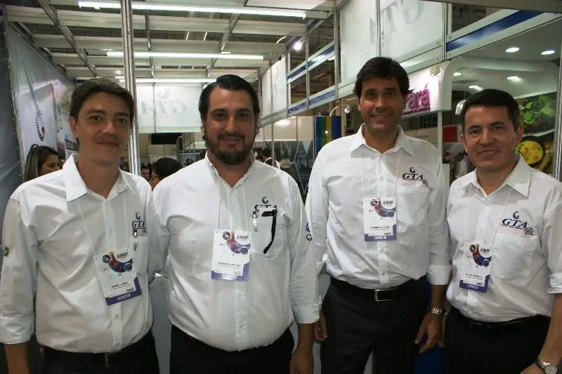 Gelson Papazoglo, diretor comercial da GTA, com sua equipe