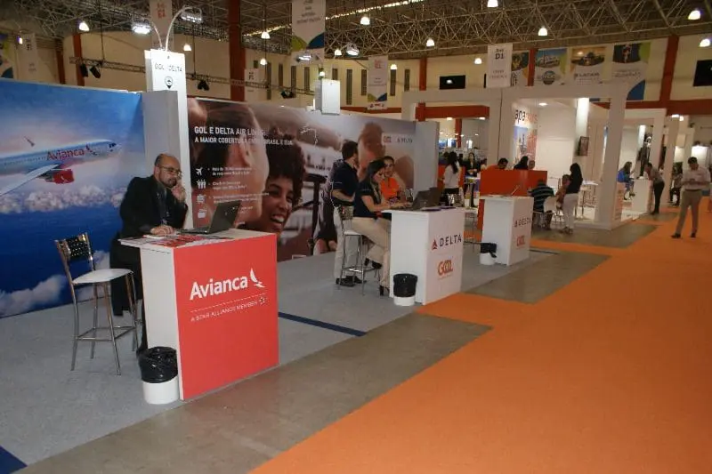 Lado a lado, estandes da Avianca e da Gol, em parceria com a Delta Air.