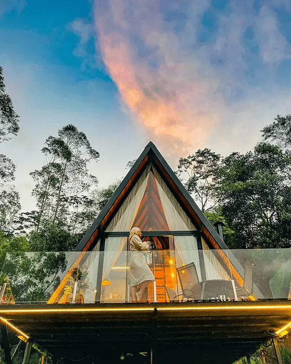 Casas  Triangulares é uma opção inusitada e instagramável para se hospedar pelo Airbnb. 
