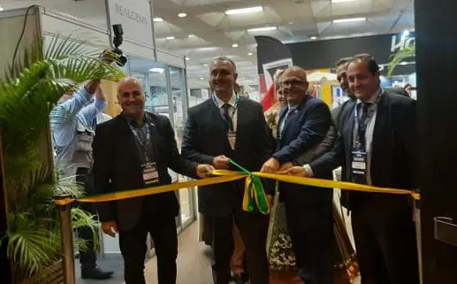 Autoridades do setor hoteleiro do sul do Brasil fazem o corte da fita na abertura do Encatho & Exprotel 2022, em Florianópolis-SC.