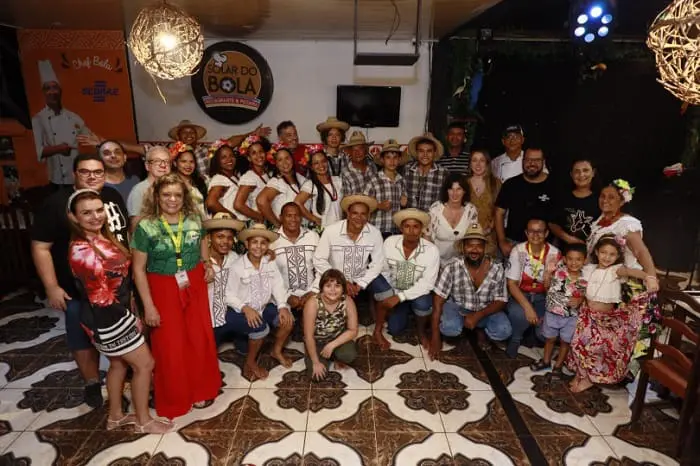 Grupo da press trip em um restaurante 