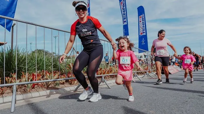 Corrida 21K Búzios atrai famílias e pessoas de todas as idades 