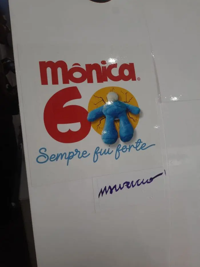 Assinatura de Maurício de Sousa na entrada da aeronave 