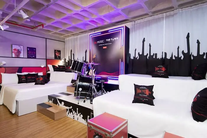 Accor estreia no The Town: O quarto "tamo junto", que comporta até 6 pessoas, também foi personalizado para o festival, com direito á guitarra e bateria 