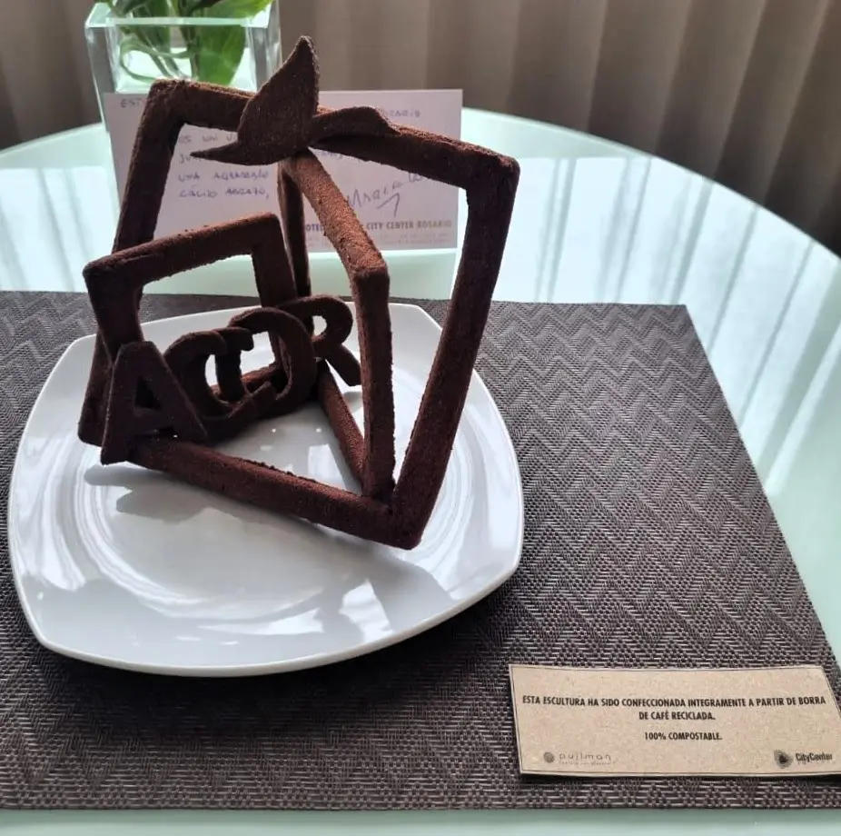 Escultura produzida com resíduos de café no Pullman Rosario City Center, na Argentina - Foto: divulgação Accor