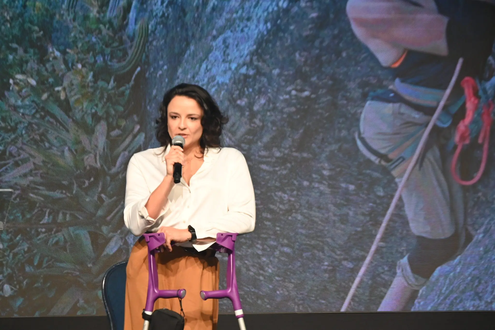 A jornalista Jéssica Paula encerra o CEO Council Experience com relato de superação na palestra Engajamento e Inspiração - Crédito: Polly Eventos 