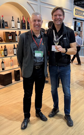 Nelsir Kuffel, diretor comercial Famiglia Valduga e Ingo Te Brinke representando o mercado holandes de vinhos. Arquivo pessoal Waleska S.