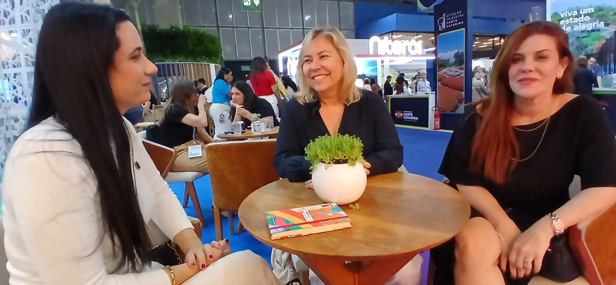 Manuela Fay, diretora executiva da APFN, Lúcia Smith, presidente da APFN e proprietária de pousadas Atobá e Mar Atlântico. A última é Fabiana de Sanctis, vice-presidente da associação, proprietária Dolphin Noronha Villa Hotel (credito: Paulo Atzingen)