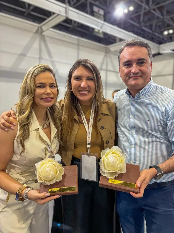 A ministra do Turismo em exercício, Ana Carla Lopes, ao lado de Rosália Lucas, secretária de Turismo e Desenvolvimento Econômico da Paraíba (SETDE), e Ferdinando Lucena, presidente da Empresa Paraibana de Turismo (PBTur), durante a cerimônia de entrega do Prêmio Nacional ABBTUR Mérito & Talento 2025, em Brasília (DF) - Foto: Governo da Paraíba
