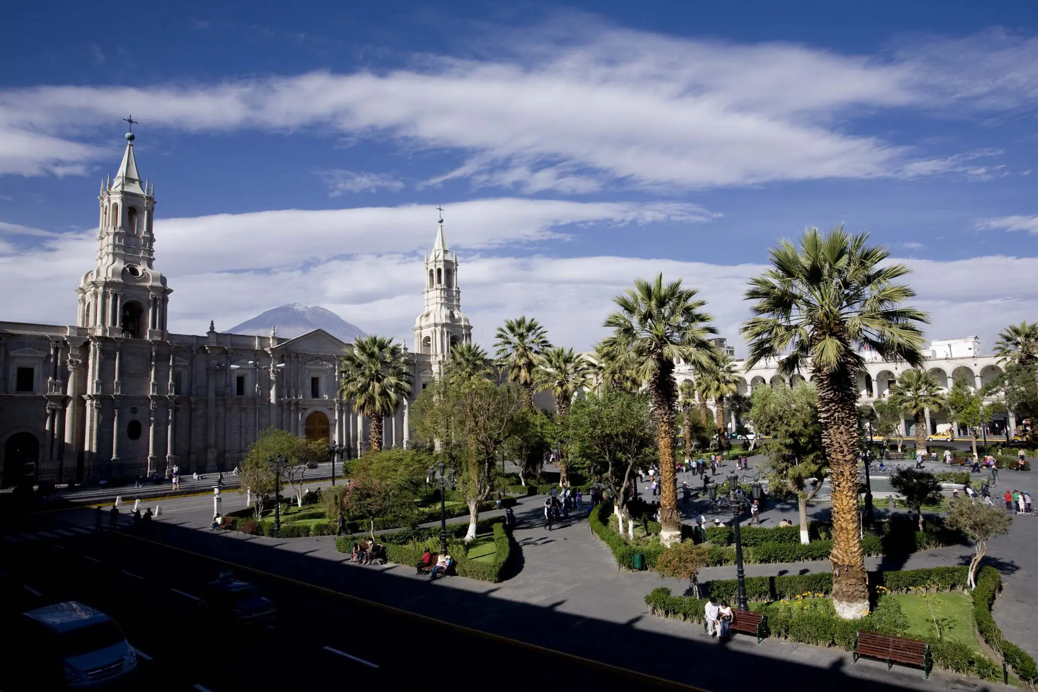 Plaza de armas y catedral de la ciudad de Arequipa - Crédito: PROMPERÚ