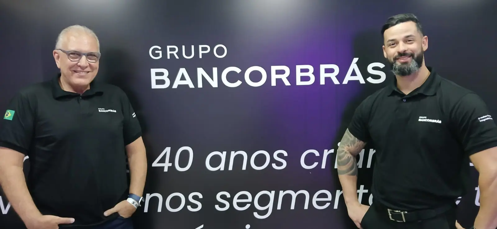 Carlos Eduardo Pereira, diretor executivo da Bancorbrás, e Bruno Casanova, head de marketing do grupo, durante participação na ABAV Expo 2025, no Rio de Janeiro - Foto: Paulo Atzingen / DT