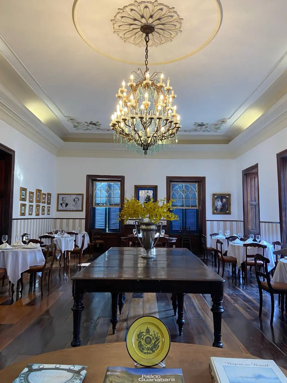 Salão preserva a elegância do século XIX, onde o aroma do café fresco e a arquitetura colonial criam uma verdadeira viagem no tempo - Foto: divulgação 