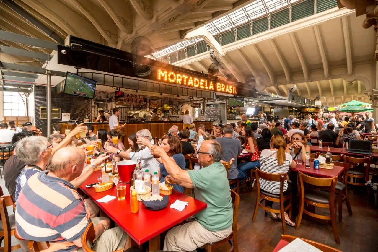 Movimento intenso no Mortadela Brasil, referência gastronômica no mezanino do Mercadão de São Paulo - Crédito: divulgação