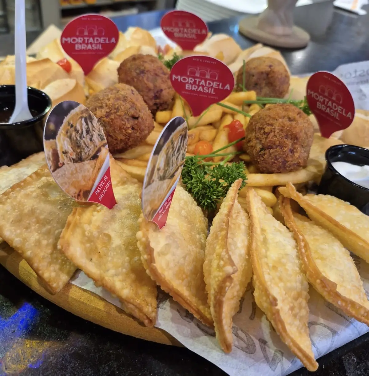 Tábua dos Desejos reúne versões mini dos principais lanches e pastéis do Mortadela Brasil, servindo até quatro pessoas - Crédito: divulgação