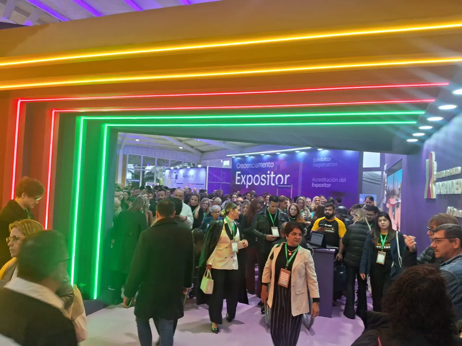 O portal iluminado recebe centenas de profissionais na abertura do Festuris 2025, em Gramado (RS), consolidando o evento como vitrine do turismo brasileiro. (Crédito: DT)