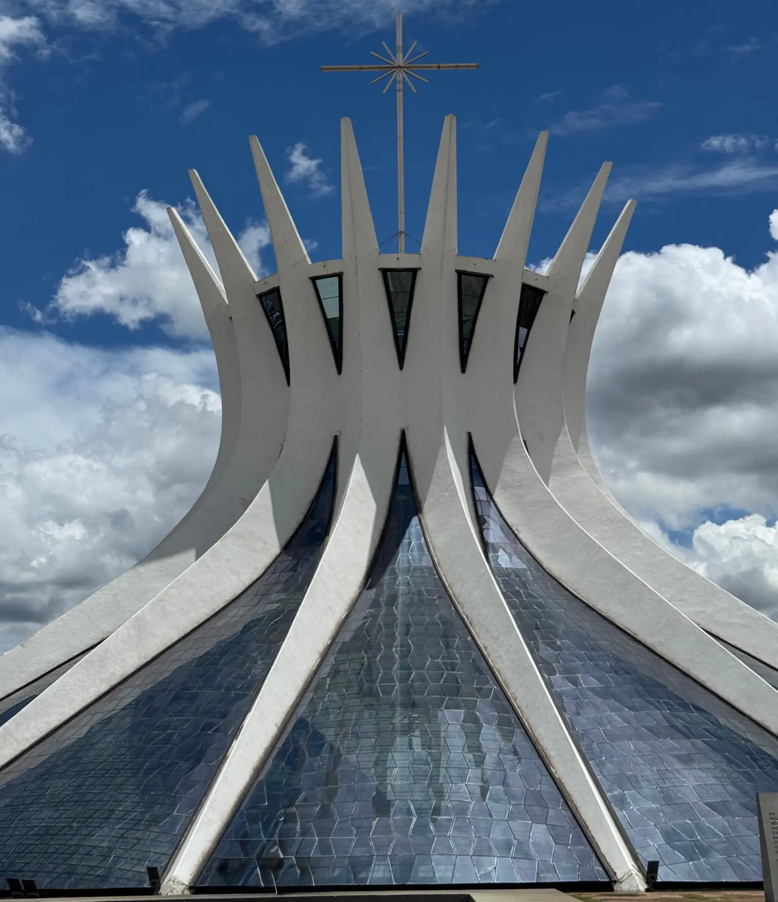 Tour cívico inclui uma parada na Catedral de Brasília (foto: Simone Barros)