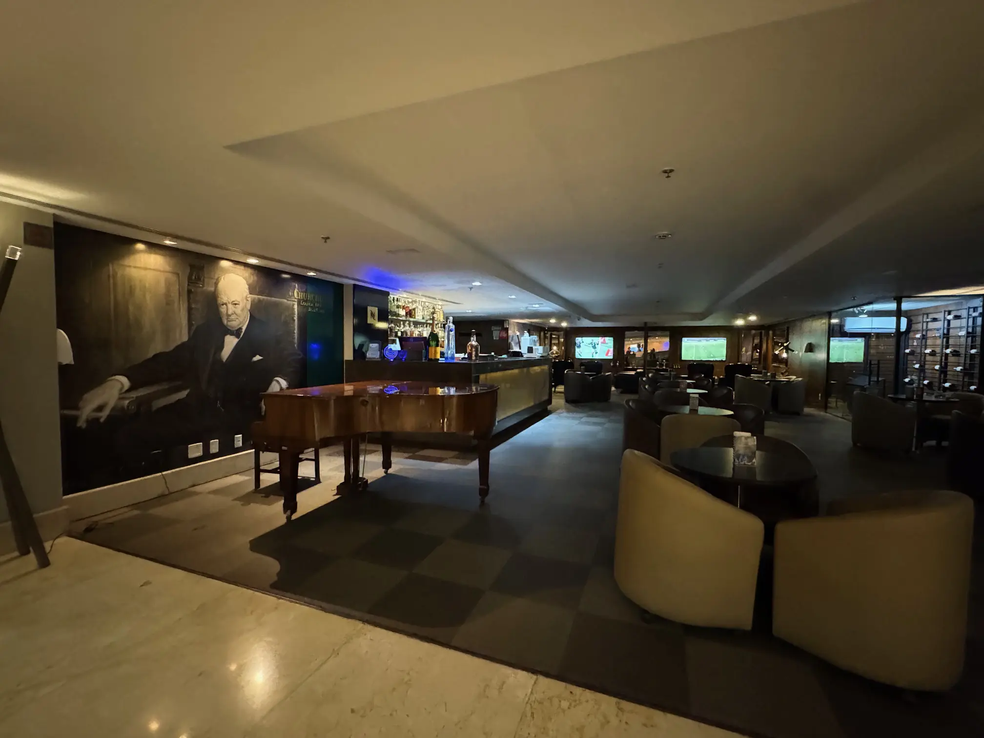 Churchill bar no hotel (foto: Simone Barros) - Brasília