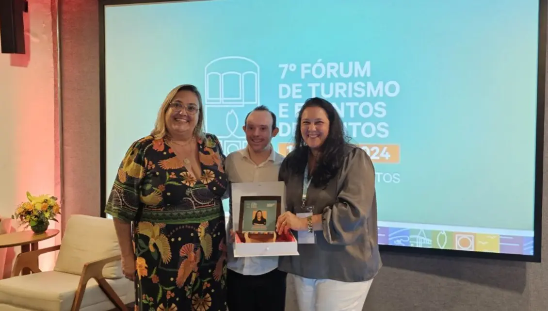A presidente do Visite Santos, Vanessa Lombardi; o mestre de cerimônias, Samuel Sestaro e a diretora Institucional do Visite Santos, Andréa Neris - Crédito: divulgação