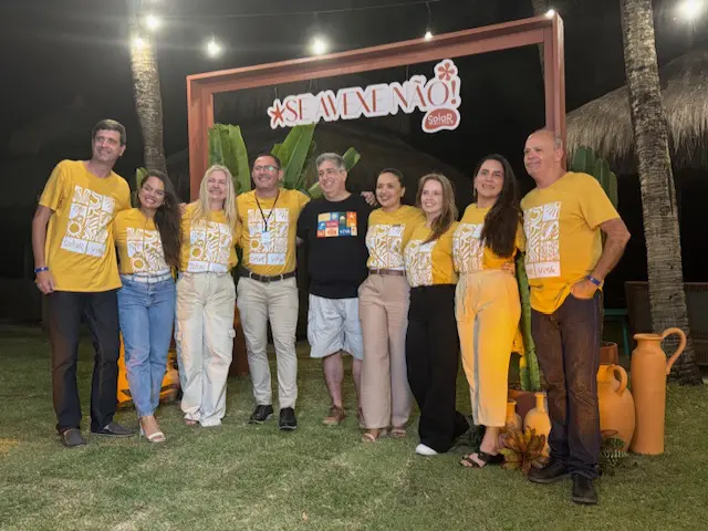 Otaviano Maroja, presidente do Porto de Galinhas CVB e sua equipe no Solar ; música ao vivo no coquetel de abertura do evento (fotos: Simone Barros)