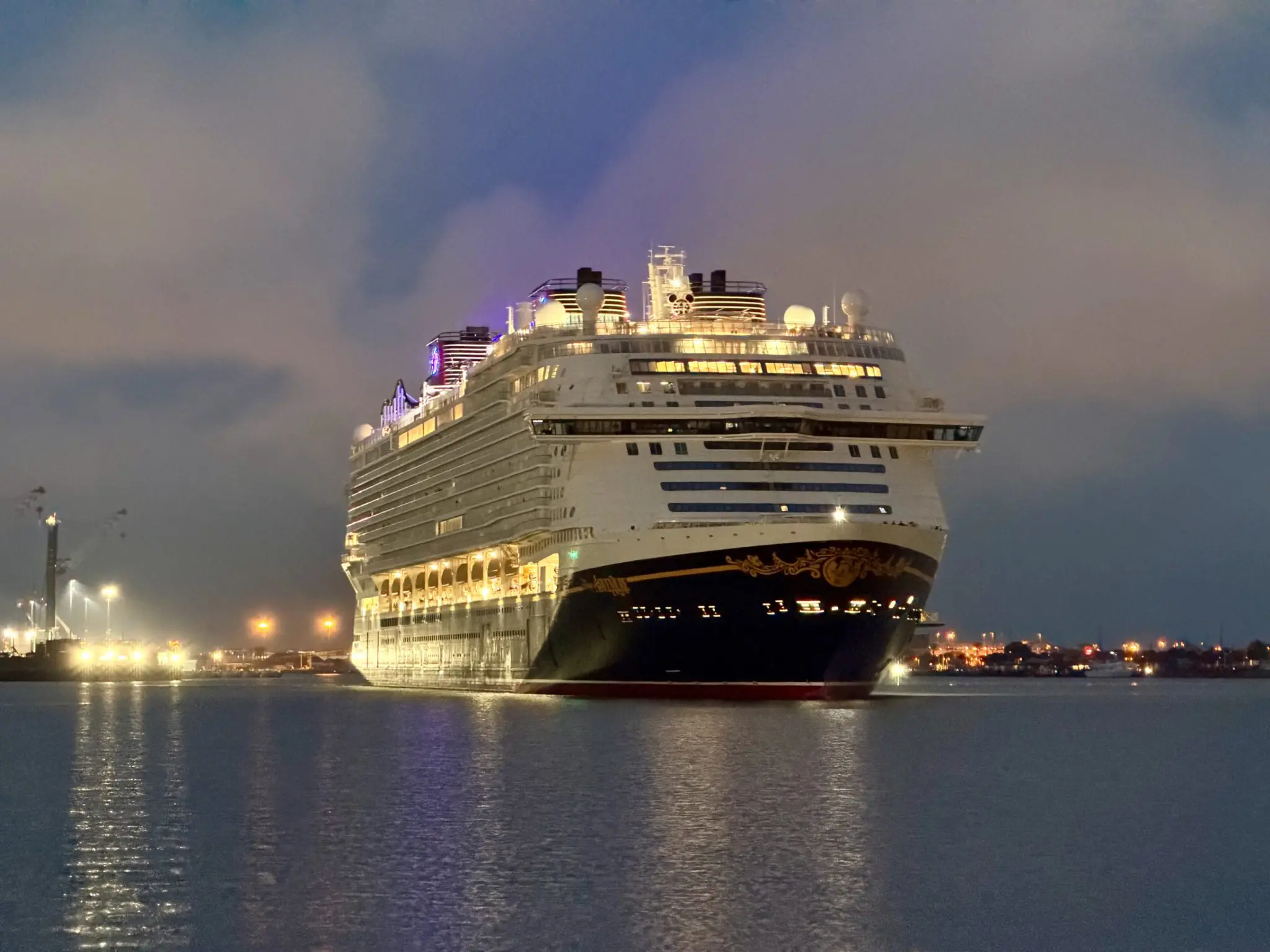 O Disney Adventure, maior navio da Disney Cruise Line, fez sua primeira escala nos EUA em Port Canaveral antes de seguir viagem rumo a Singapura - Crédito: Luciana Misura / Disney Adventure