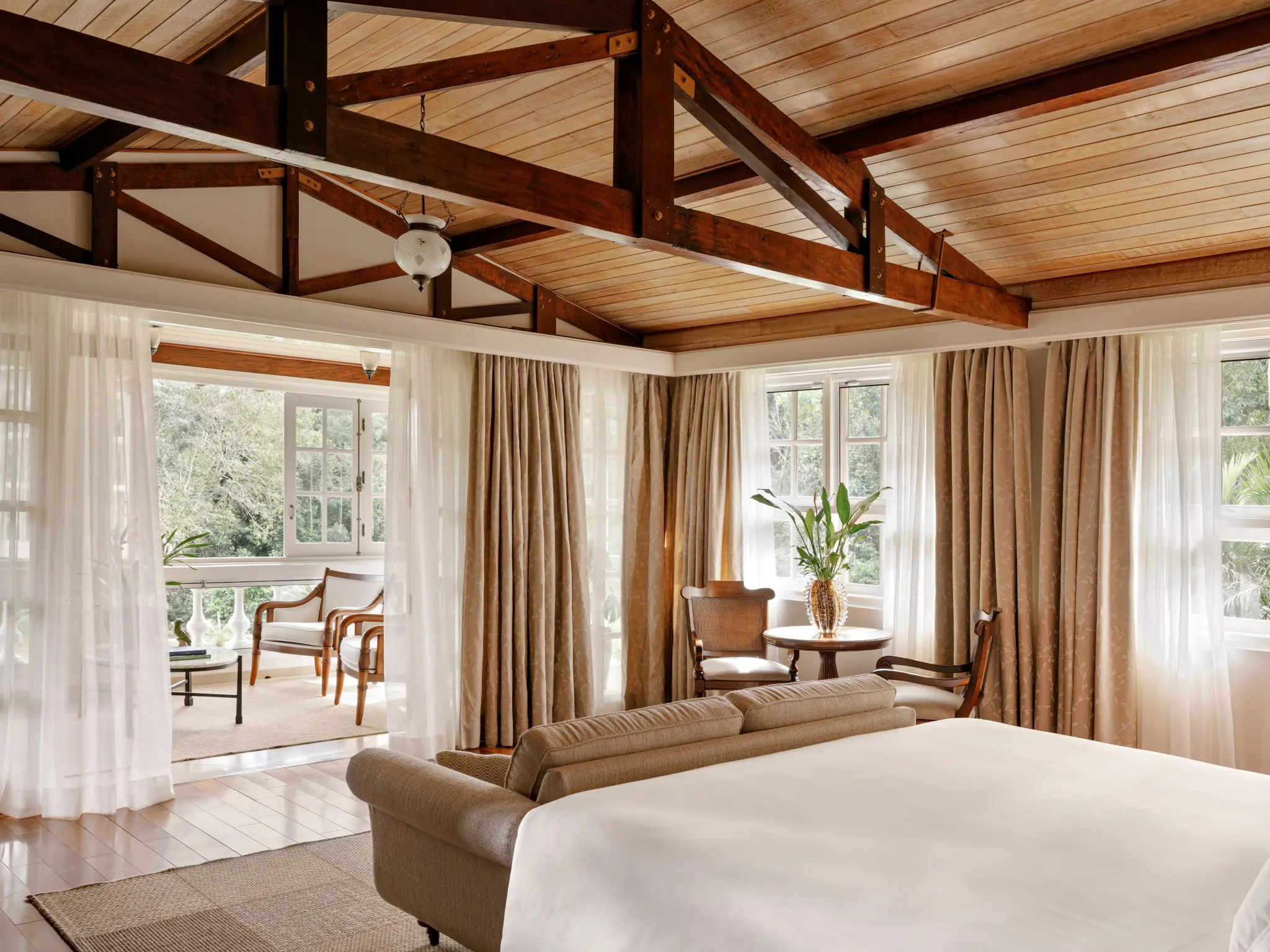 Quartos do Hotel das Cataratas unem elegância colonial, aconchego e vista para os jardins tropicais. - Crédito: divulgação 