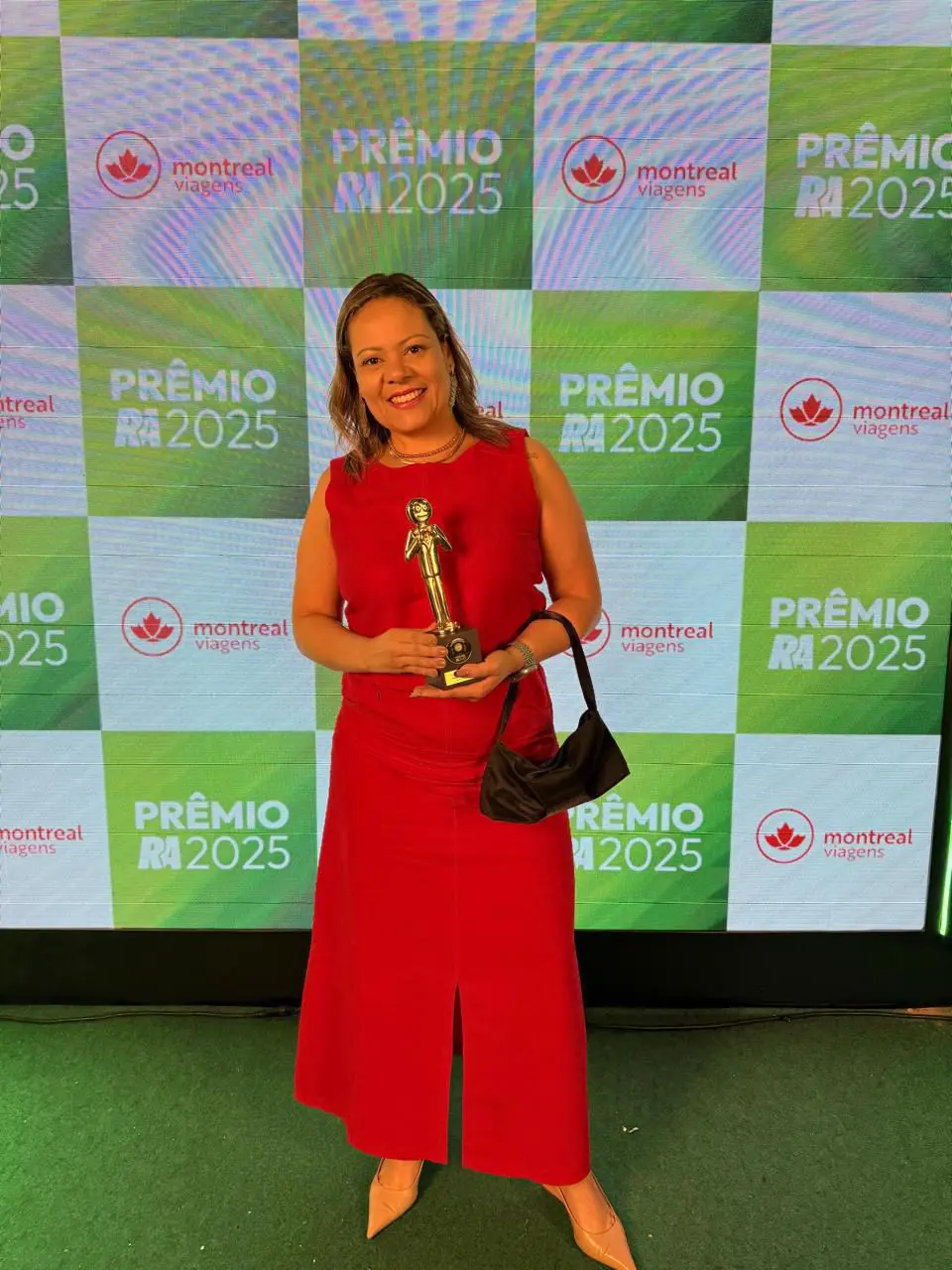 Representante da Montreal Viagens em cerimônia que marcou as conquistas da empresa em 2025. Crédito: Divulgação