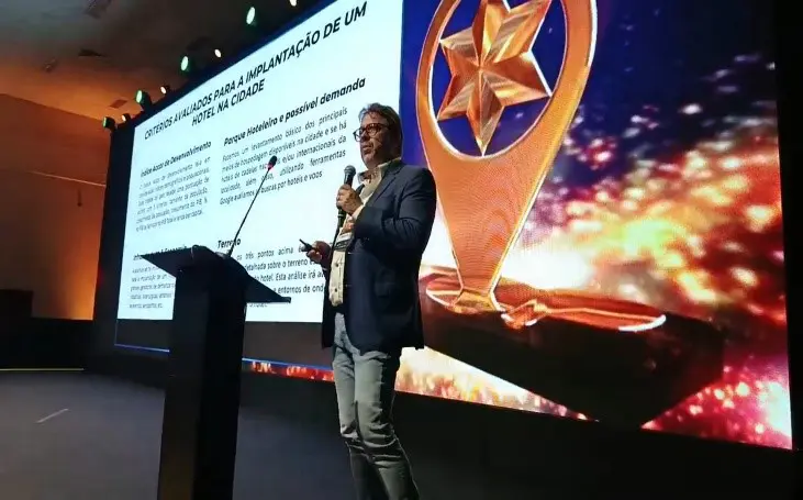 Painel do Grupo Accor - Crédito: Agência Amigo