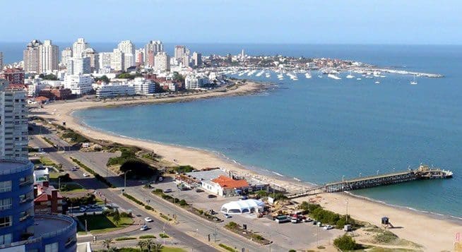 Punta Del Este, no Uruguai, tem praias agitadas e a vida noturna é famosa por suas casas de show e DJs famosos