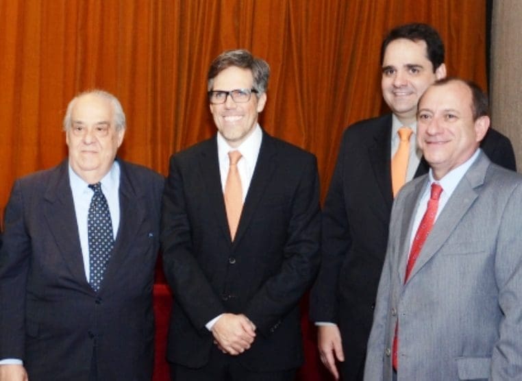 redim-20150302232155_---_mario_lobo_filho__do_sindetur-sc__willian_perico__vitor_daniel__da_fenactur__paulo_kakinoff_e_eduardo_bernardes__da_gol__e_toni_sando__da_spcvb