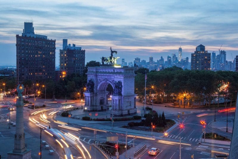 Grand Army Plaza com a Brooklyn Public Library