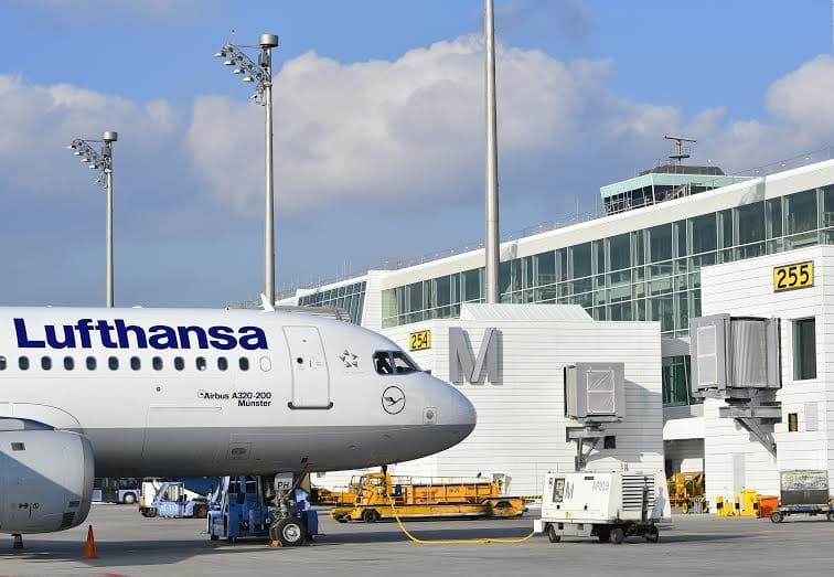 M und Airbus A 320-200 der Lufthansa an der Position 254 am Satellit