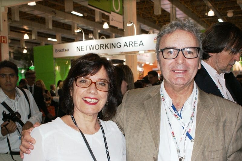 Marcela Cuesta, diretora de Mercados do Instituto de Promoção Turística da Argentina e Paulo Atzingen, editor do DIÁRIO DO TURISMO, durante a WTM (World Travel Mart) realizada em São Paulo. (Foto: divulgação)