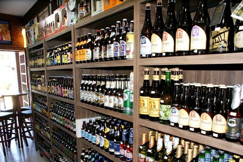 O Arsenal da Cerveja oferece mais de 400 rótulos de cerveja e tem todos disponíveis para serem servidos