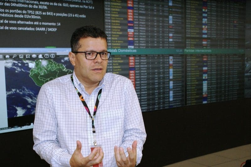 Carlos Rodriguez, gerente de operações do RIOGaleão, no Centro de Operações, que mostra informações sobre todos os voos que operam no aeroporto. (Foto: DT)