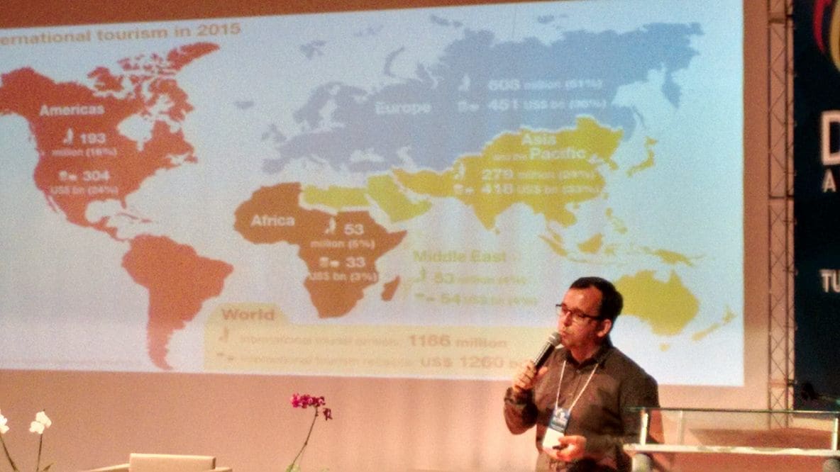Glauber Santos, professor da USP, apresentando números atualizados do turismo mundial