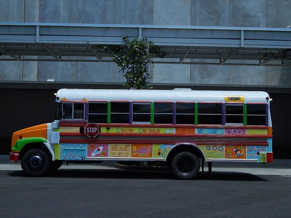 Ônibus típico da Costa Rica. Todos são muito coloridos e enfeitados. (Foto: Marcos J. T. Oliveira)