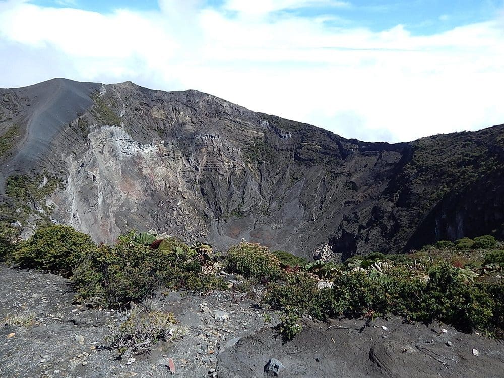 Cratera do vulcão Irazú. conta com uma cratera de 300 metros de profundidade e 1050 metros de extensão. Foto: Marcos J T Oliveira