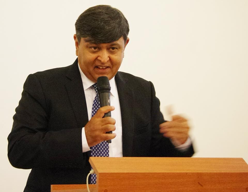 Sunil Lal, embaixador da India no Brasil, falando durante evento em São Paulo. (Foto: divulgação)