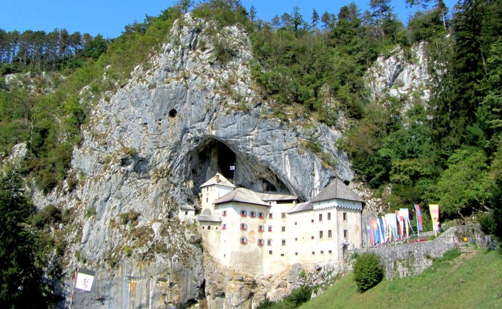 Castelo de Predjama nas montanhas da Eslovênia. (Foto: Stephen Colebourne)