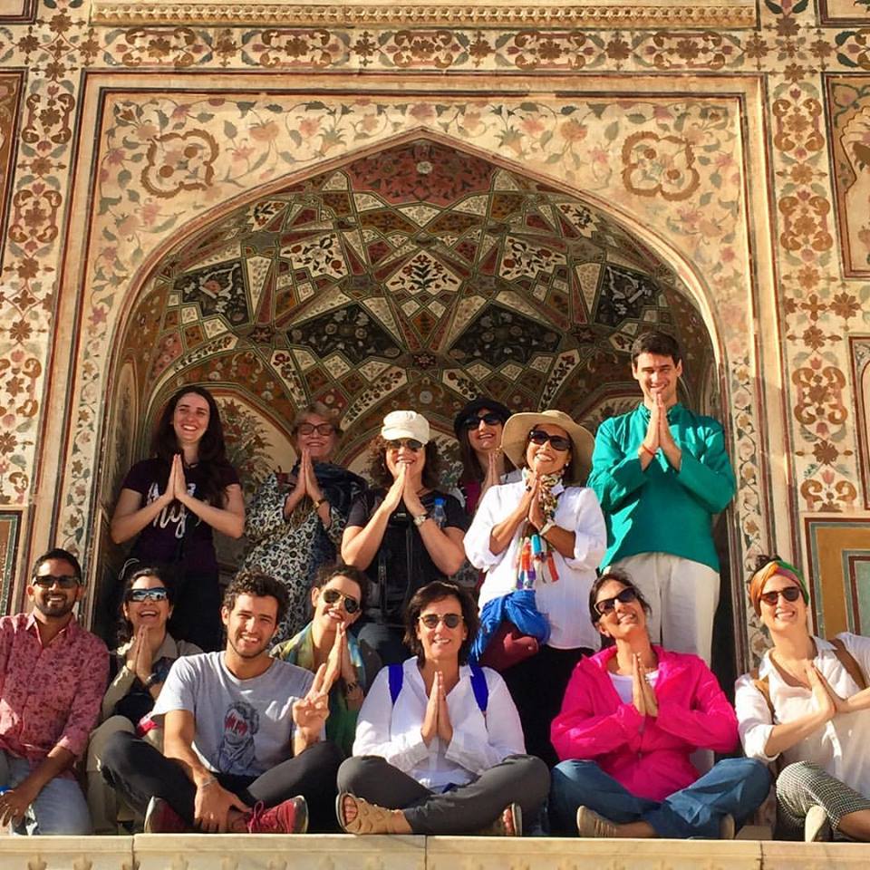Cristiane (de casaco rosa) com um grupo durante viagem a Índia (Foto: acervo pessoal)