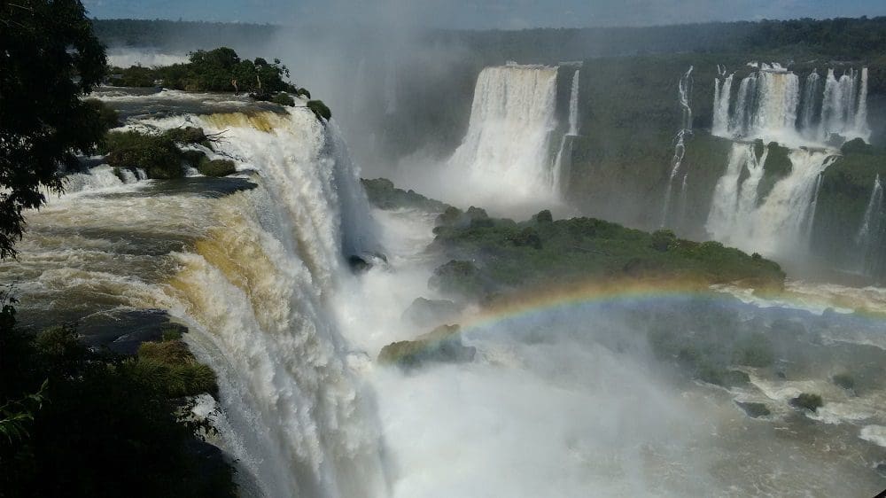 Vista das Cataratas do Iguaçu. O arco-íris é permanente em virtude da luminosidade (Foto: Marcos J. T. Oliveira)