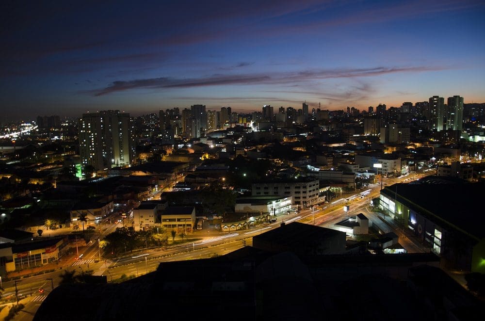 Vista noturna de Guarulhos (Foto: Márcio Monteiro)