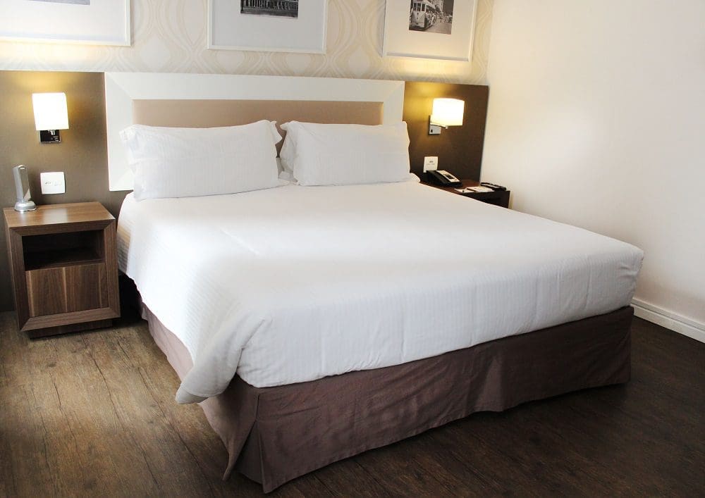 Um dos apartamentos que destaca a cama espaçosa e confortável (Foto: divulgação)