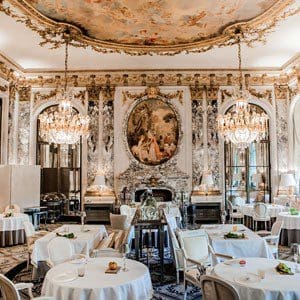 Restaurante do hotel Le Meurice, em Paris, com seu estilo clássico, é um dos 50 melhores do mundo