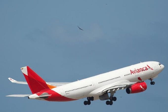 Avião da Avianca decola em Caracas, Venezuela
