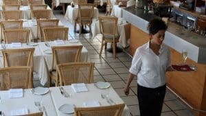 Nada mais deprimente que comer em restaurante vazio onde clientes, atendentes e até moscas somem de vista