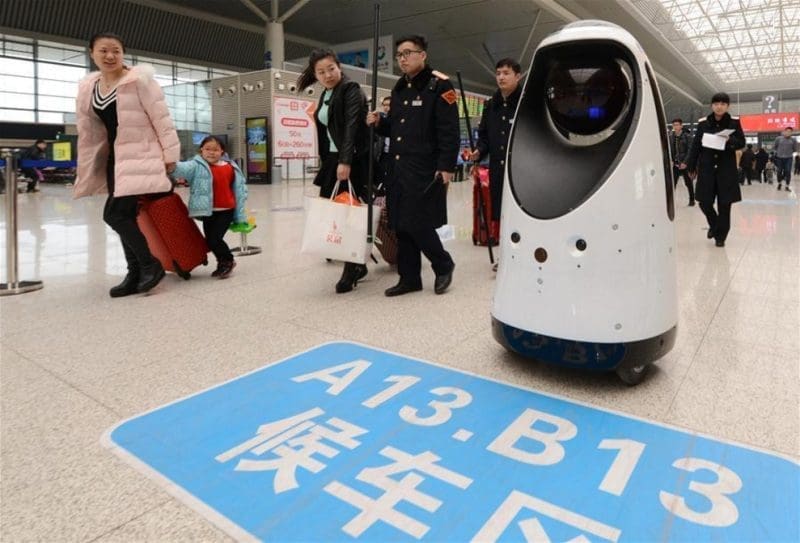 Robôs facilitam vida de quem viaja de trem na China 1