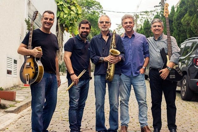 Raul Mascarenhas (meio) com o grupo Conexão Rio