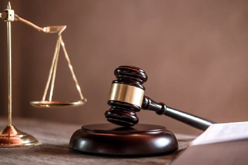 juiz-martelo-com-justica-advogados-objeto-documentos-trabalhar-tabela_28283-893