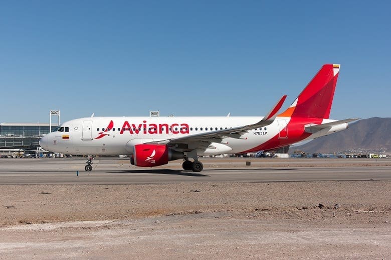 An Avianca Airbus 319 taxiing at Santiago airport